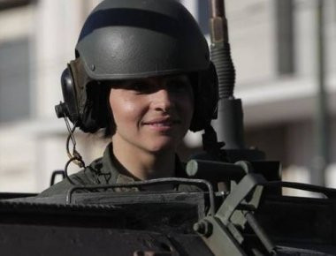 Στρατιωτική παρέλαση: Τα βλέμματα των Αθηναίων «τράβηξε» η όμορφη οδηγός τεθωρακισμένου (φωτό)